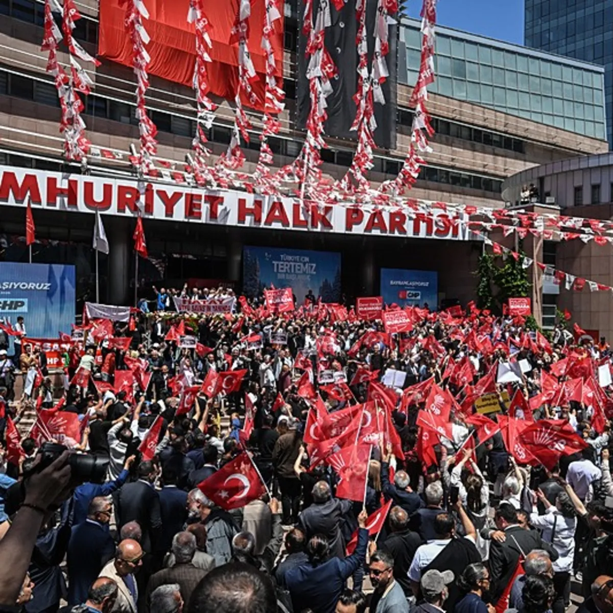 CHP'de bayramlaşma krizi: Kılıçdaroğlu ve Özel iki ayrı listede, Yavaş tercihini yaptı