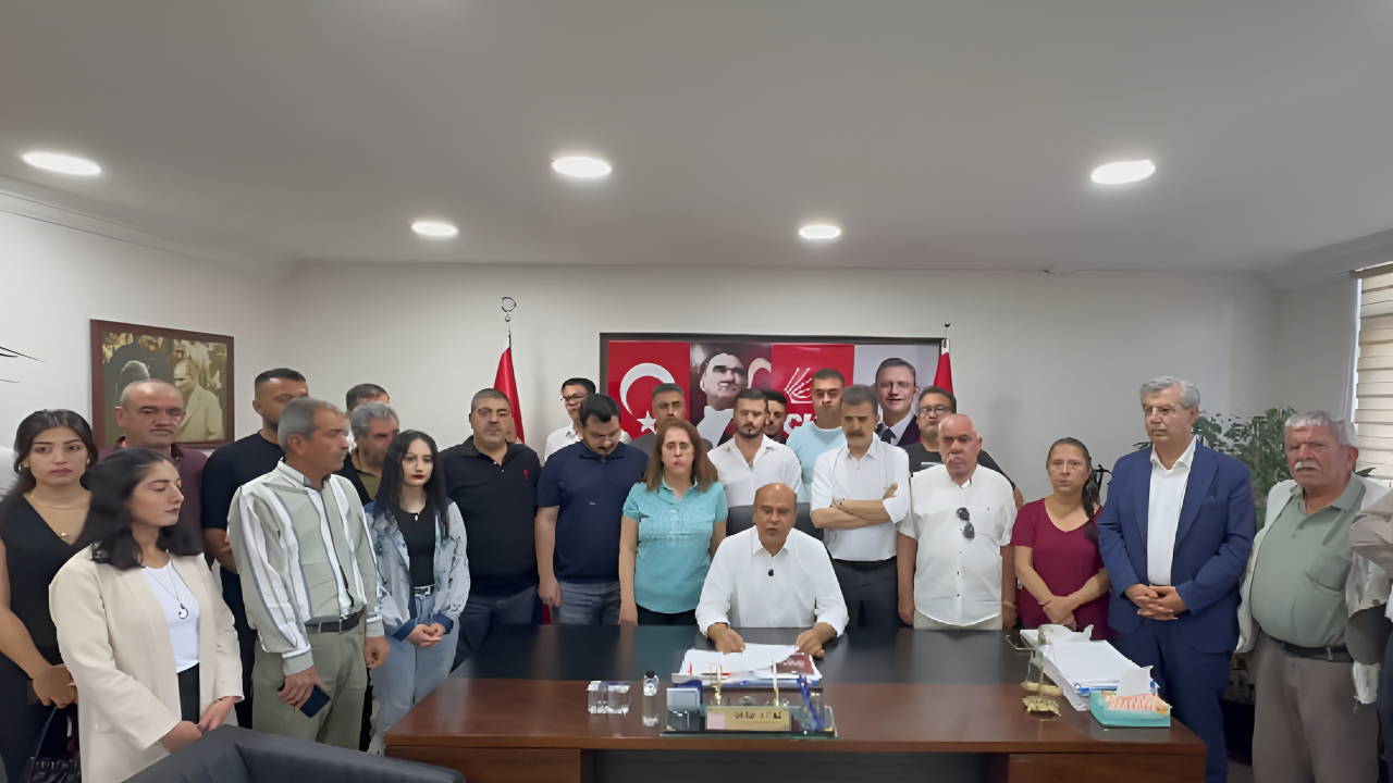 CHP binasına baskın: Kapılar kırılarak girildi