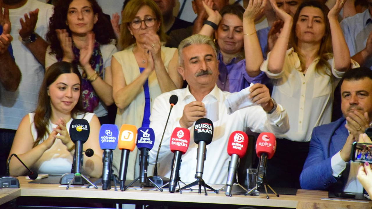 CHP Bursa İl Başkanı Yeşiltaş görevden alınma kağıdını yırttı: 'Burayı hiç kimseye teslim etmiyoruz
