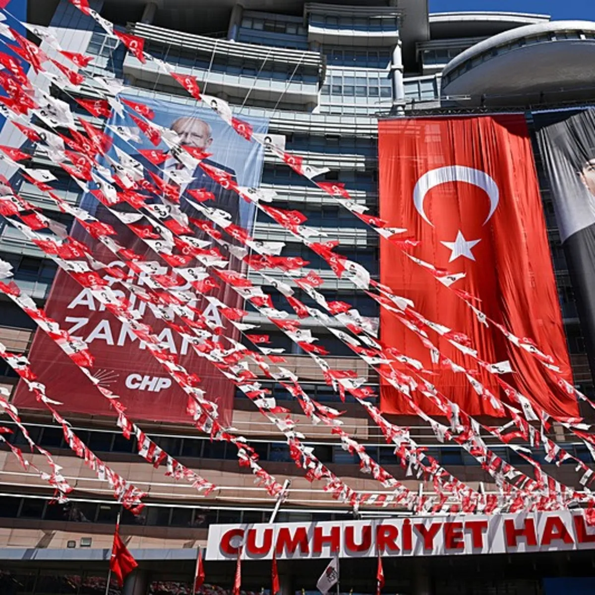 CHP'de taht kavgası kızıştı: Genel merkezde kritik trafik
