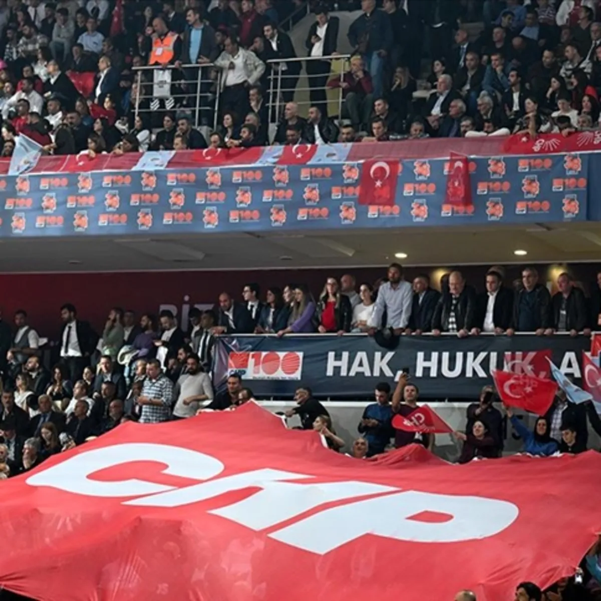 CHP’de tüzük krizi: Değişimciler kendi kalesine gol attı mı