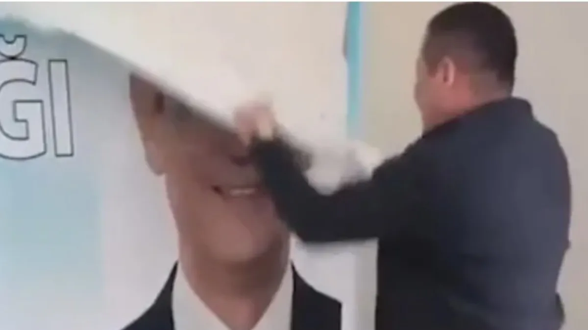 CHP Düzce İl Başkanlığı'nda pankart krizi: Özel ve İmamoğlu afişleri yırtıldı