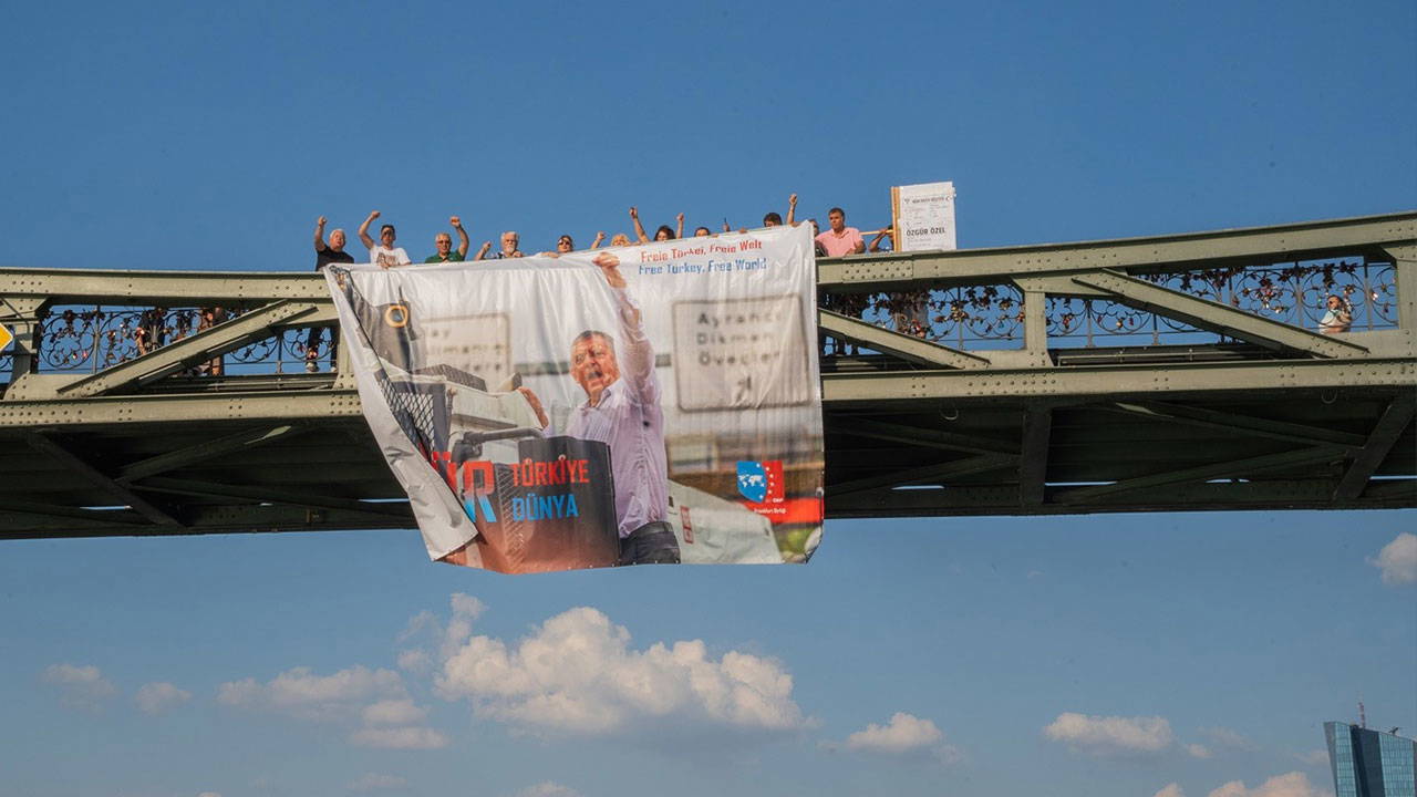 CHP Frankfurt Birliği'nden Main Köprüsü'nde 'Özgür Türkiye' Eylemi