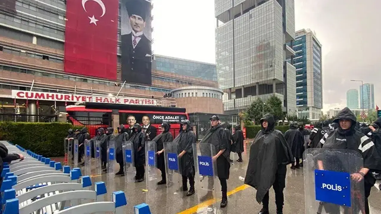 CHP Genel Merkezi önünde güvenlik: 9 Eylül Caddesi trafiğe kapatıldı