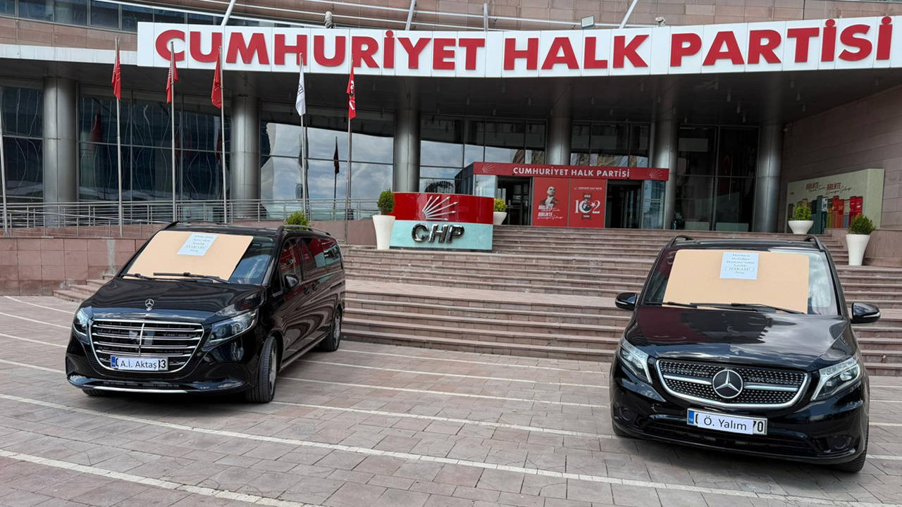 CHP Genel Merkezi önünde 'satılık haram araç' protestosu