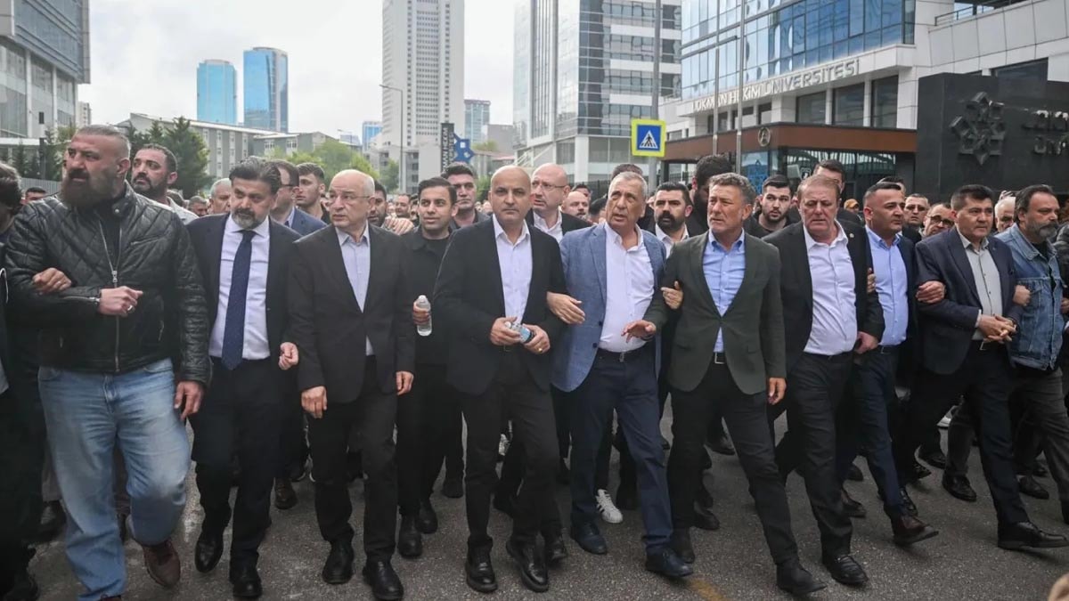 CHP Genel Merkezi'ne Polis Baskınında Pavyon Fedaisi İddiası