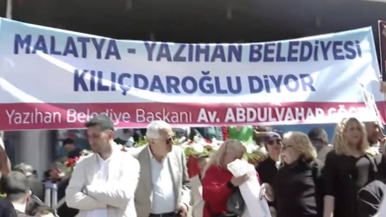 CHP'den ihraç edilen Yazıhan Belediye Başkanı Göçer, Kılıçdaroğlu'nu pankartla karşıladı