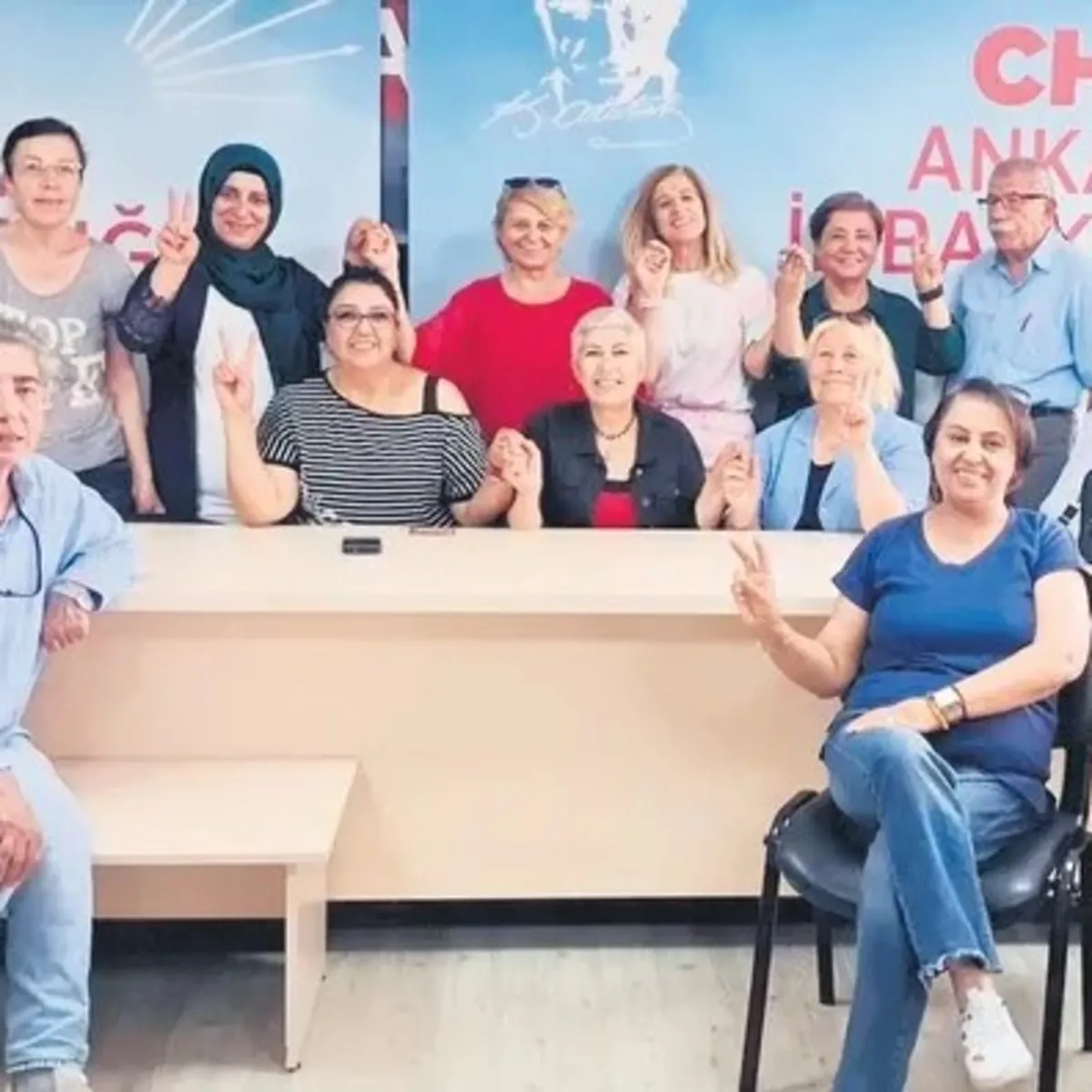 CHP il başkanlıklarında Özel vandalizmi: Binaları boşaltmamak için direniyorlar