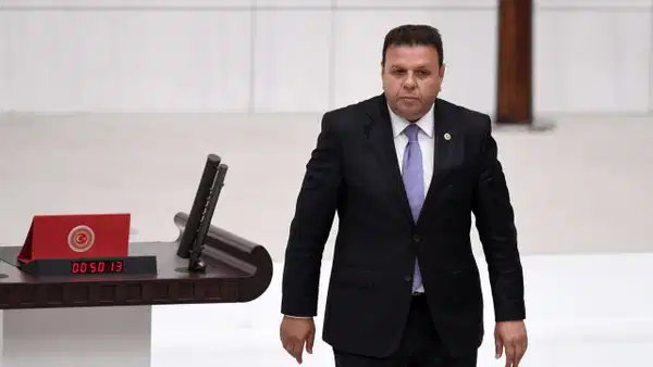 CHP'de istifa dalgası sürerken Ediz Ün geri döndü