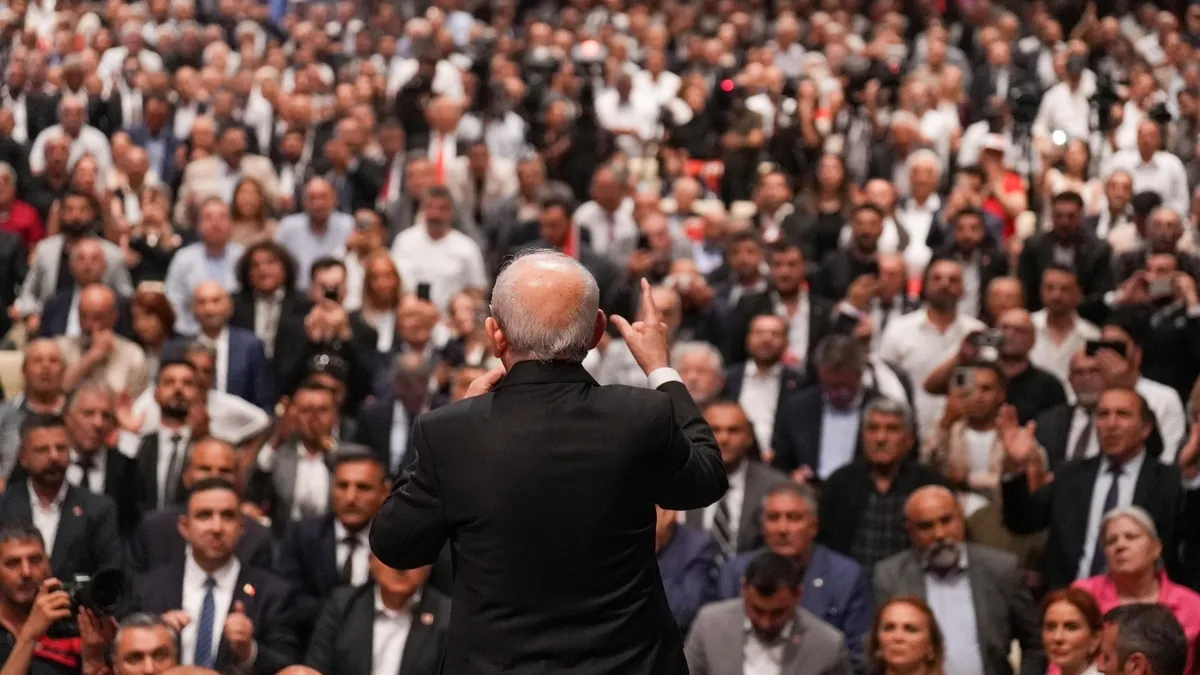 CHP'de istifa depremi: Özgür Özel'e kurultay çağrısı