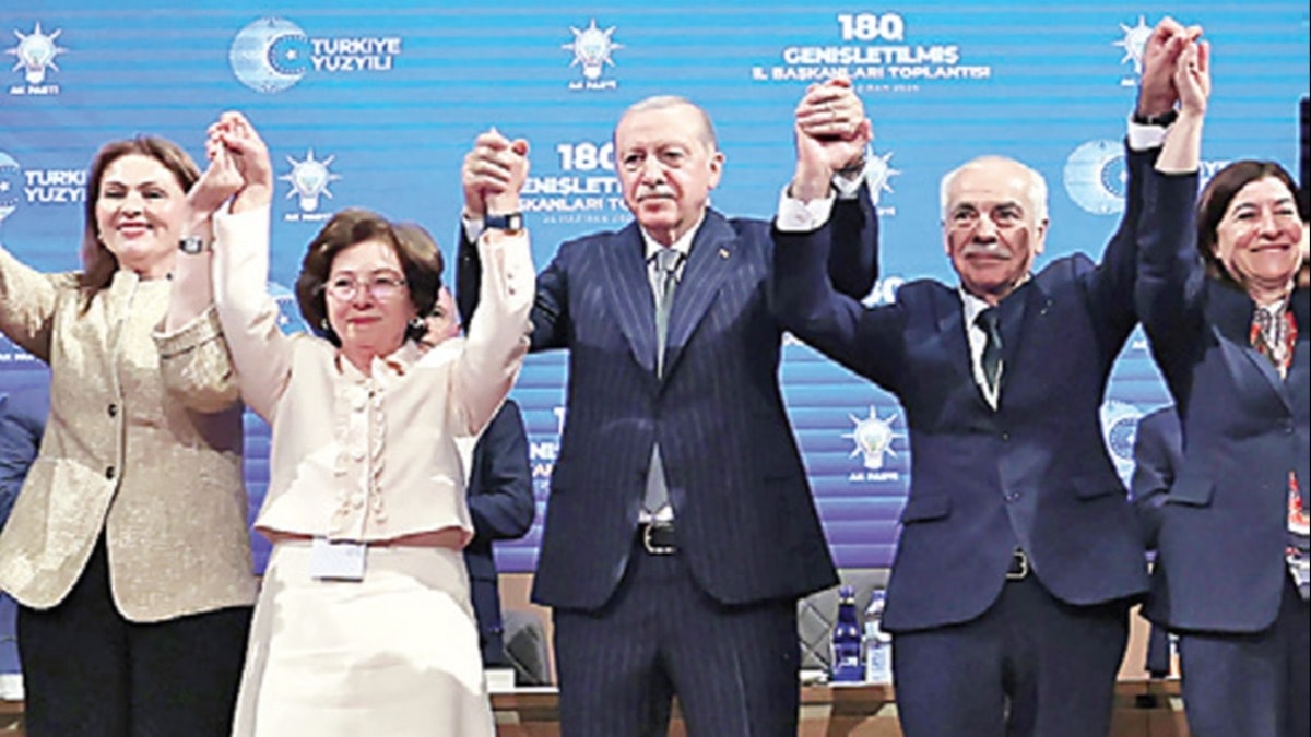 CHP'den istifa eden 3 belediye başkanı Cumhurbaşkanı Erdoğan'dan rozet aldı