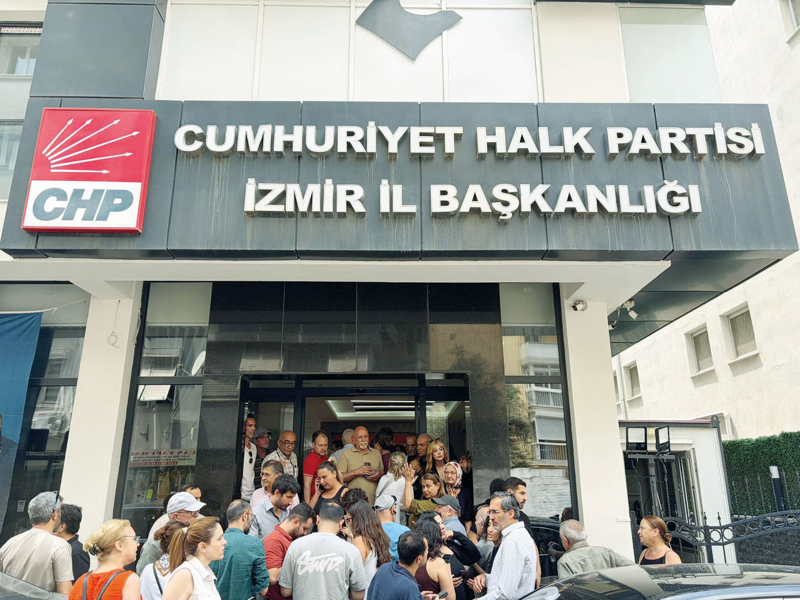 CHP İzmir'de Değişim: Başkan Güç Görevden Alındı