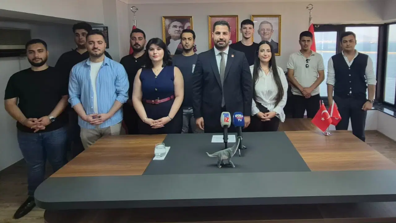 CHP İzmir Gençlik Kolları'ndan Rıfat Nalbantoğlu'na dinozorlu protesto