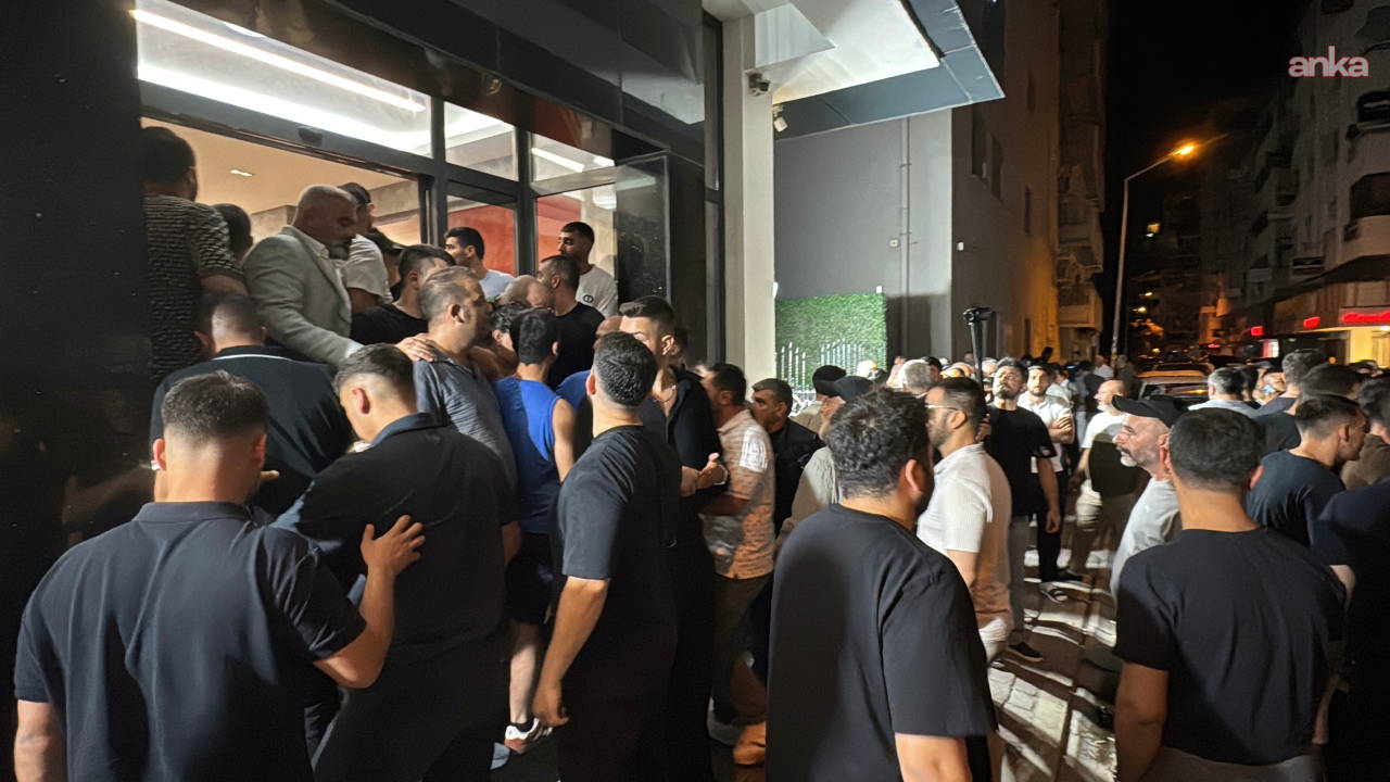CHP İzmir İl Başkanlığı'nda arbede: Gümrükçü görevi devraldı, Özel'in fotoğrafları kaldırıldı