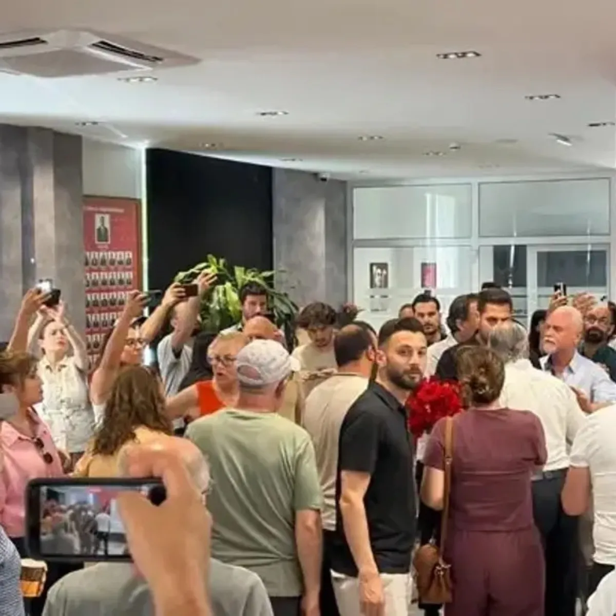 CHP İzmir İl Başkanlığı'nda gergin anlar: Güç destekçileri ile Gümrükçü taraftarları karşı karşıya geldi