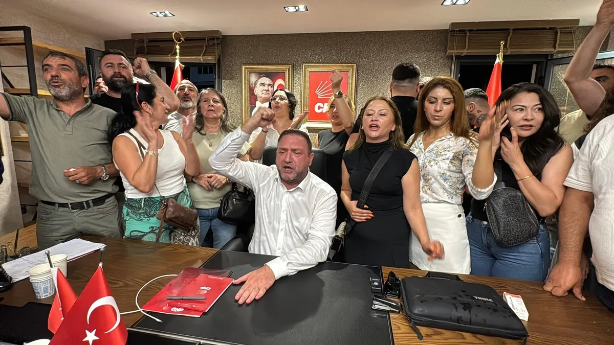 CHP'de Izmir depremi: Il binasinda gece yarisi arbede, kufurler havada uctu
