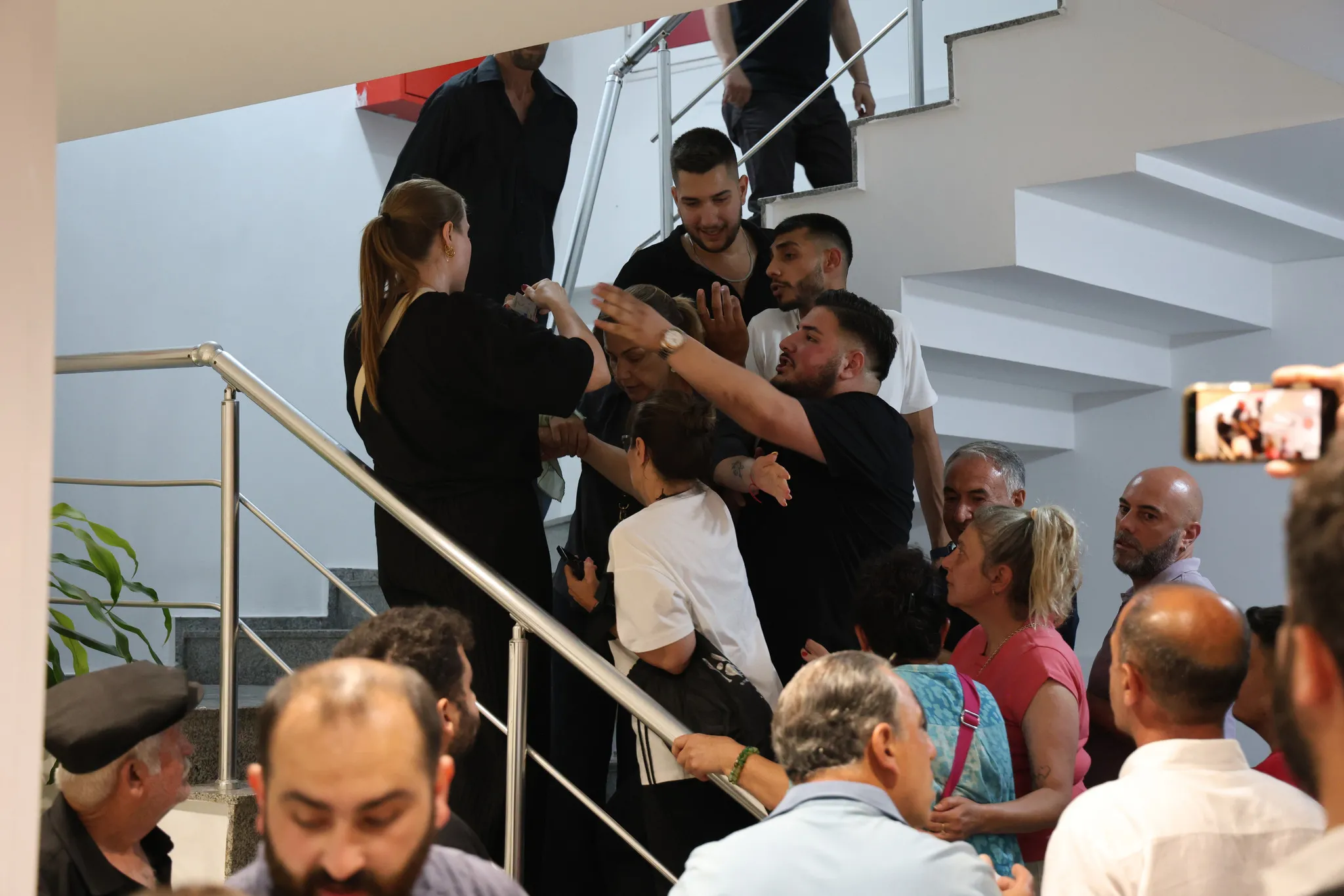 CHP İzmir'de başkanlık krizi: Karşı karşıya gelen taraflar arasında gergin anlar