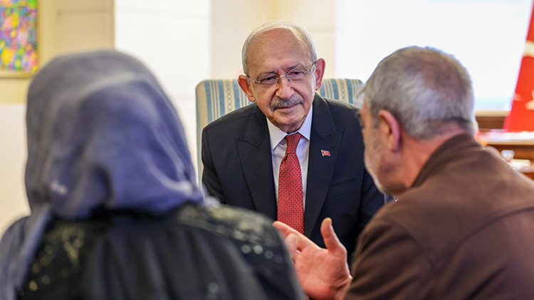 CHP’li Kılıçdaroğlu, evsiz çifti makamında ağırladı