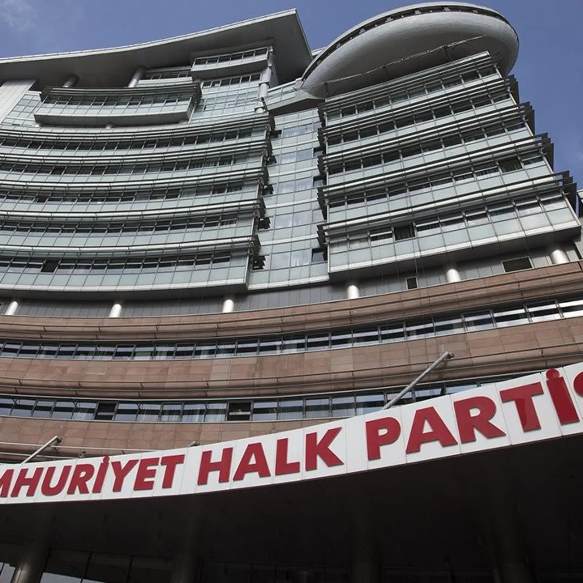 CHP Konya'da parti binası savaş alanına döndü: 'Atatürk'e de mi saygınız yok