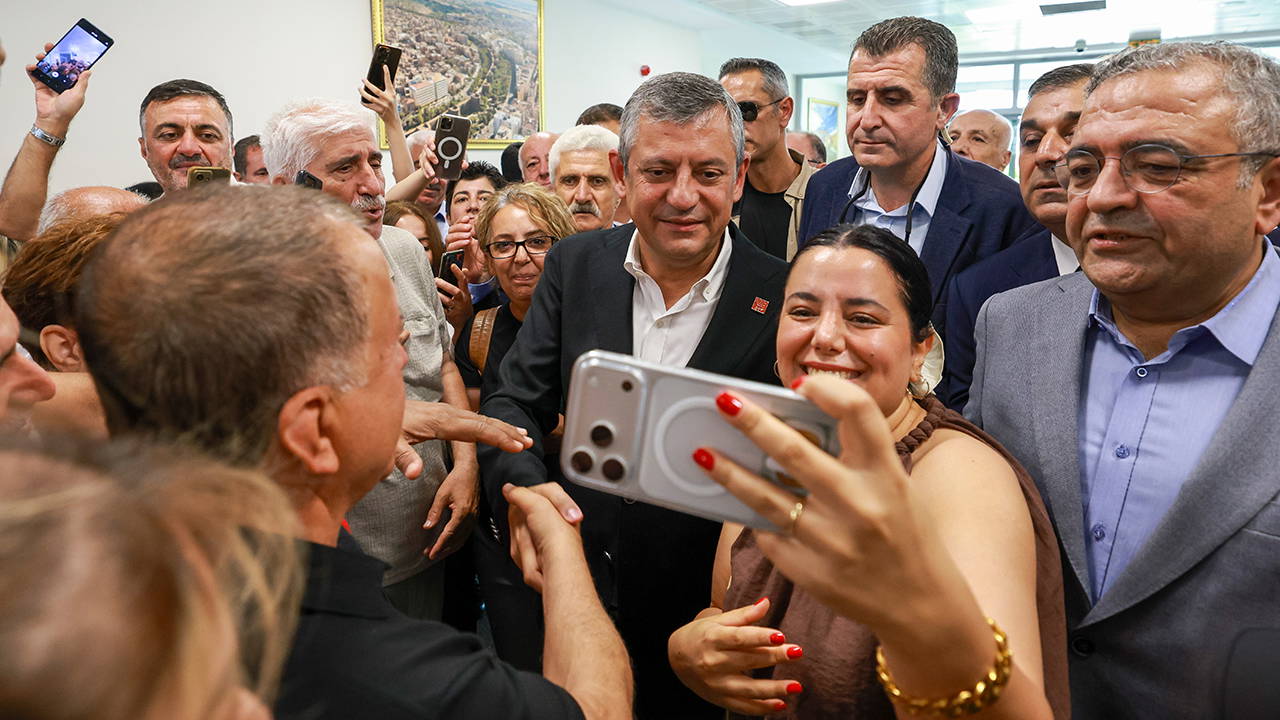 CHP lideri Özel Diyarbakır'da coşkuyla karşılandı