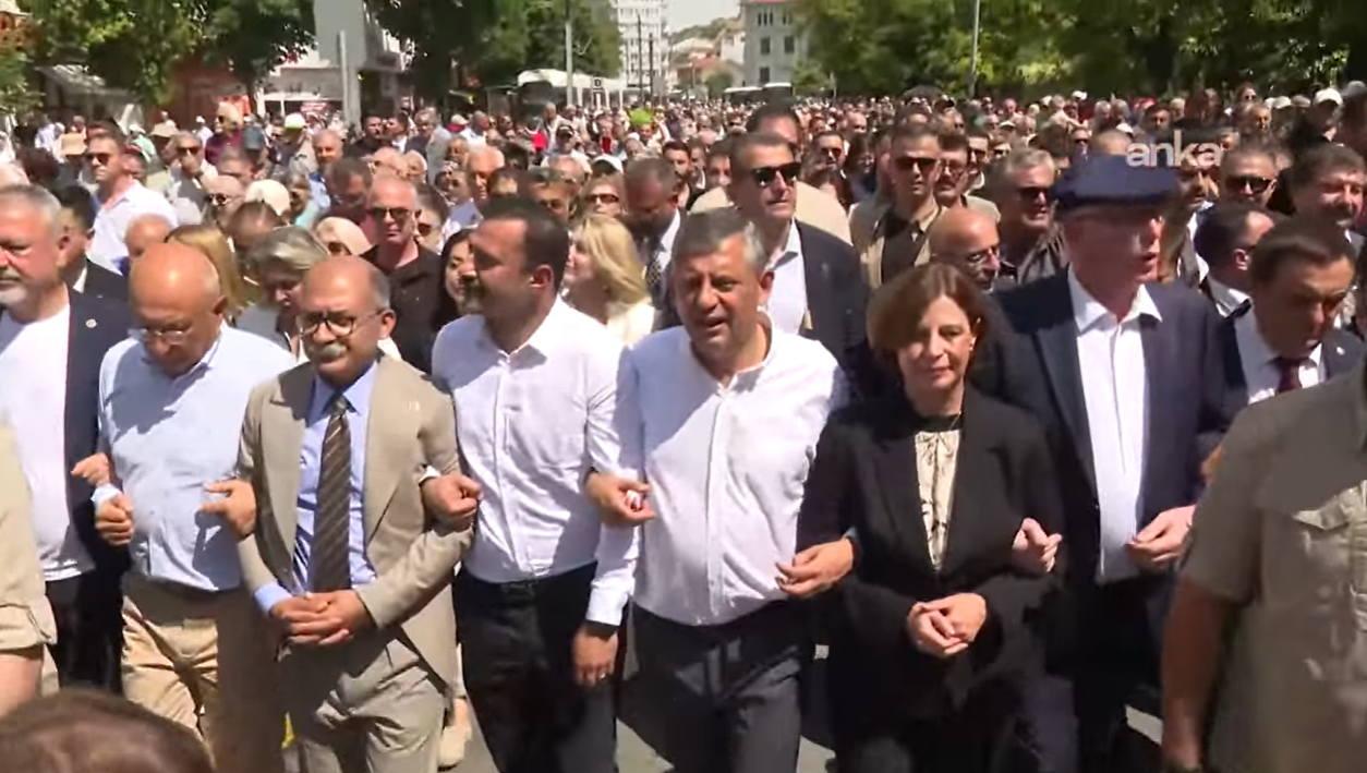 CHP lideri Özel Eskişehir'de halkla buluştu, on binler yürüdü