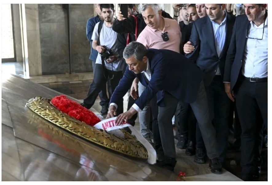 CHP Lideri Özel'in Anıtkabir Ziyaretinde Şerit Krizi Meclis'te