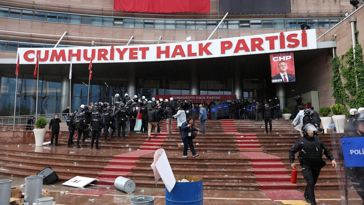 CHP'de mahkeme kararı krizi: Genel merkezde gergin anlar