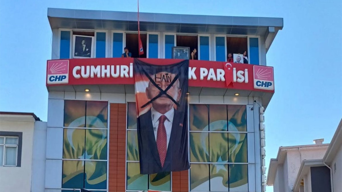 CHP Malatya'da Gerginlik: Kılıçdaroğlu Fotoğrafına 'Hain' Yazıldı