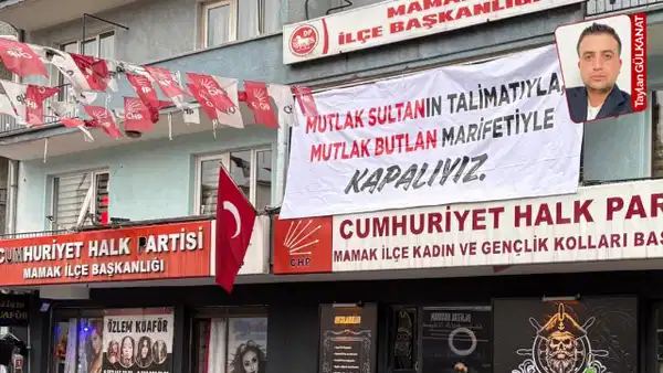 CHP Mamak'ta görevden alınan yönetim ilçe binasına protesto yazısı astı