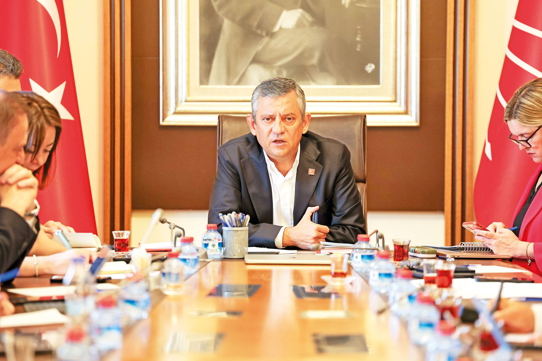 CHP'de MYK Toplantısı: Özgür Özel Başkanlık Etti