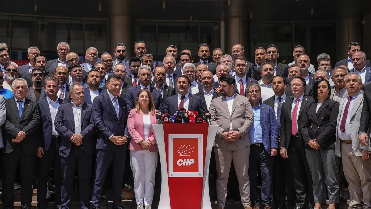 CHP'de olağanüstü kurultay imzaları krizi: Genel Merkez 'yok hükmünde' dedi