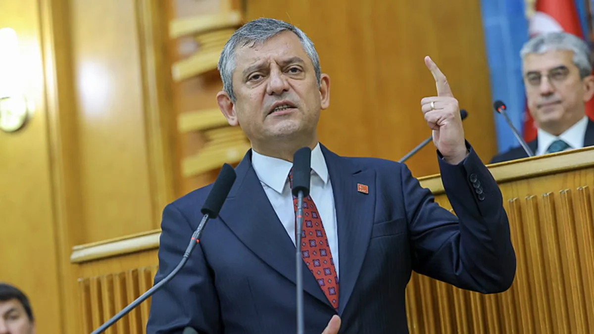 CHP'de Büyük Ayrılık: Özgür Özel ve 90 Milletvekili İstifa Etti, Yeni Parti Kuruluyor