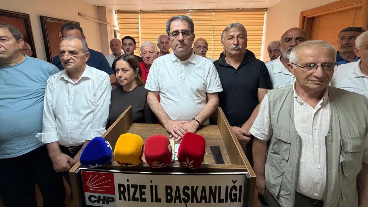 CHP Rize İl Başkanı Saltuk Deniz görevden alındı: 'Özgür Özel’i savunmak suç mu