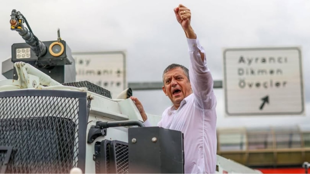 CHP'de yeni parti hamlesi: 90'ı aşkın vekil Özel'e destek verdi