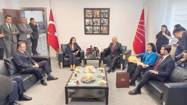CHP'de bayramlaşma trafiği: Partiler arası ziyaretlerde ilkler yaşandı