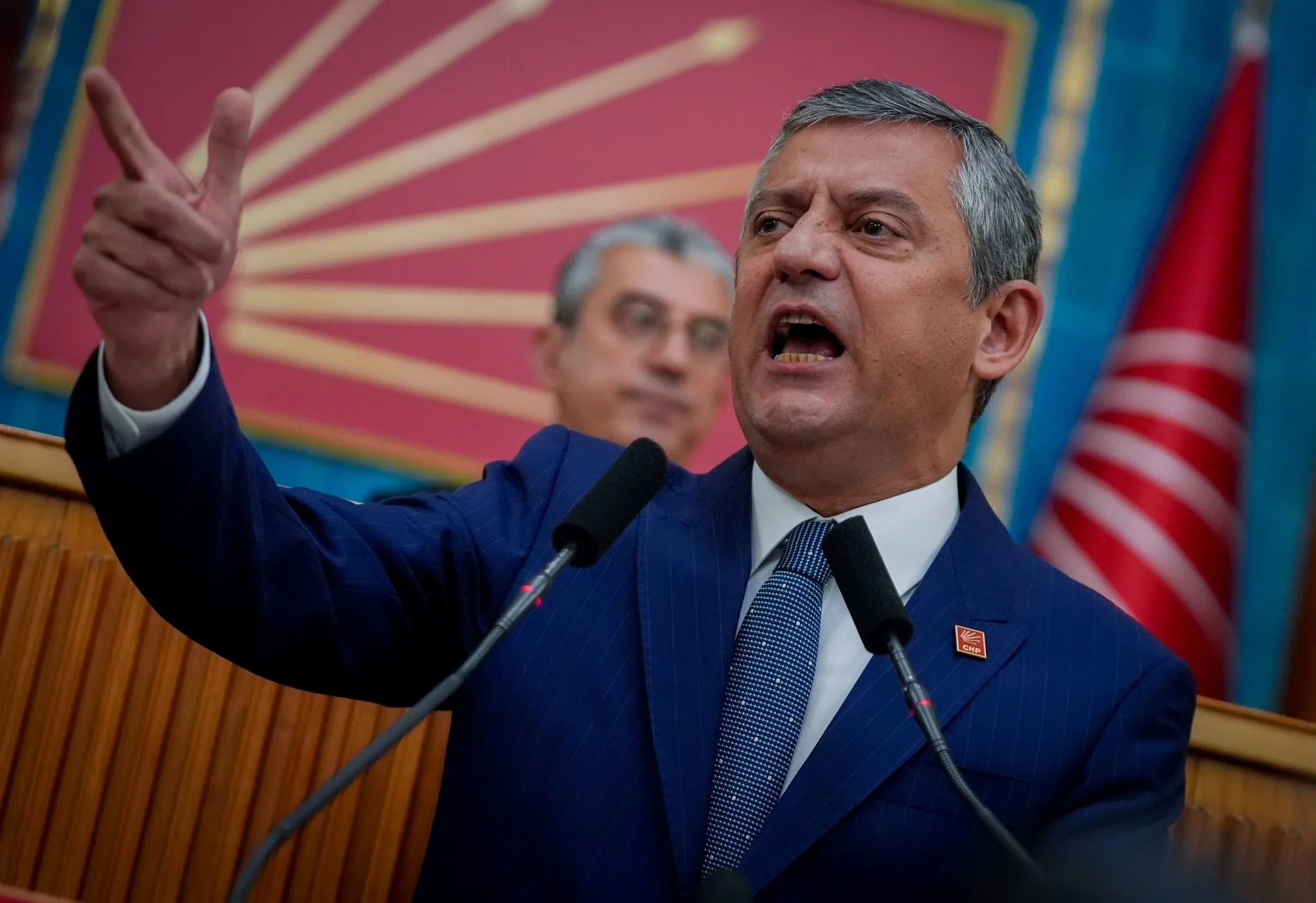 CHP'de bölünme sinyali: Özgür Özel ikinci parti hazırlığında