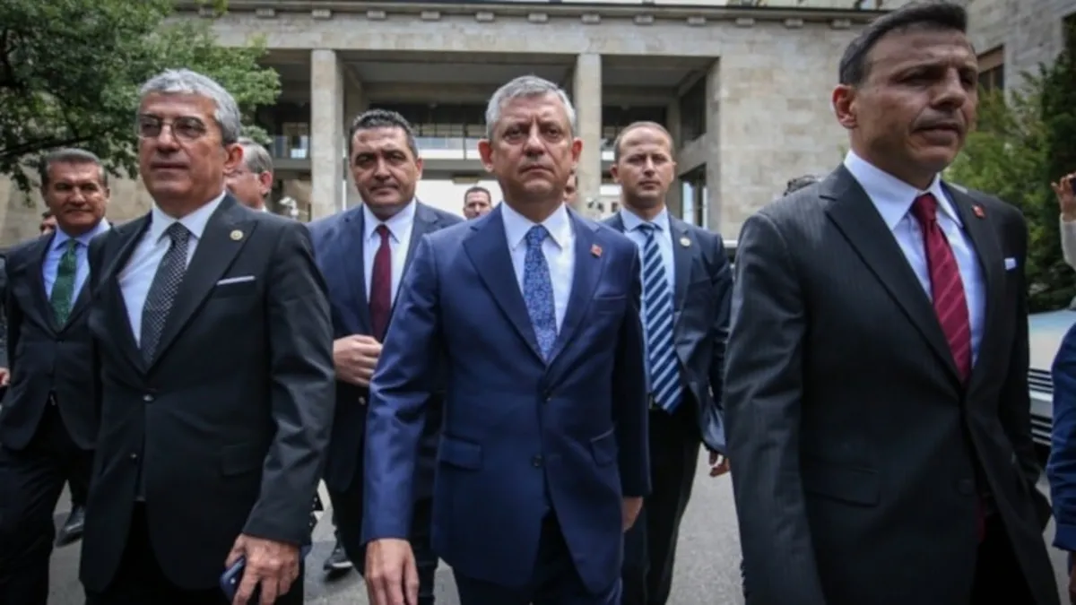 CHP'de kriz büyüyor: Özgür Özel'e yakın 28 PM üyesi toplu istifaya hazırlanıyor