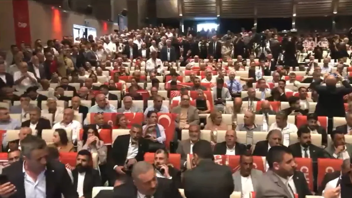 CHP'de Kürsü Savaşları: Özgür Özel'e Sert Suçlamalar