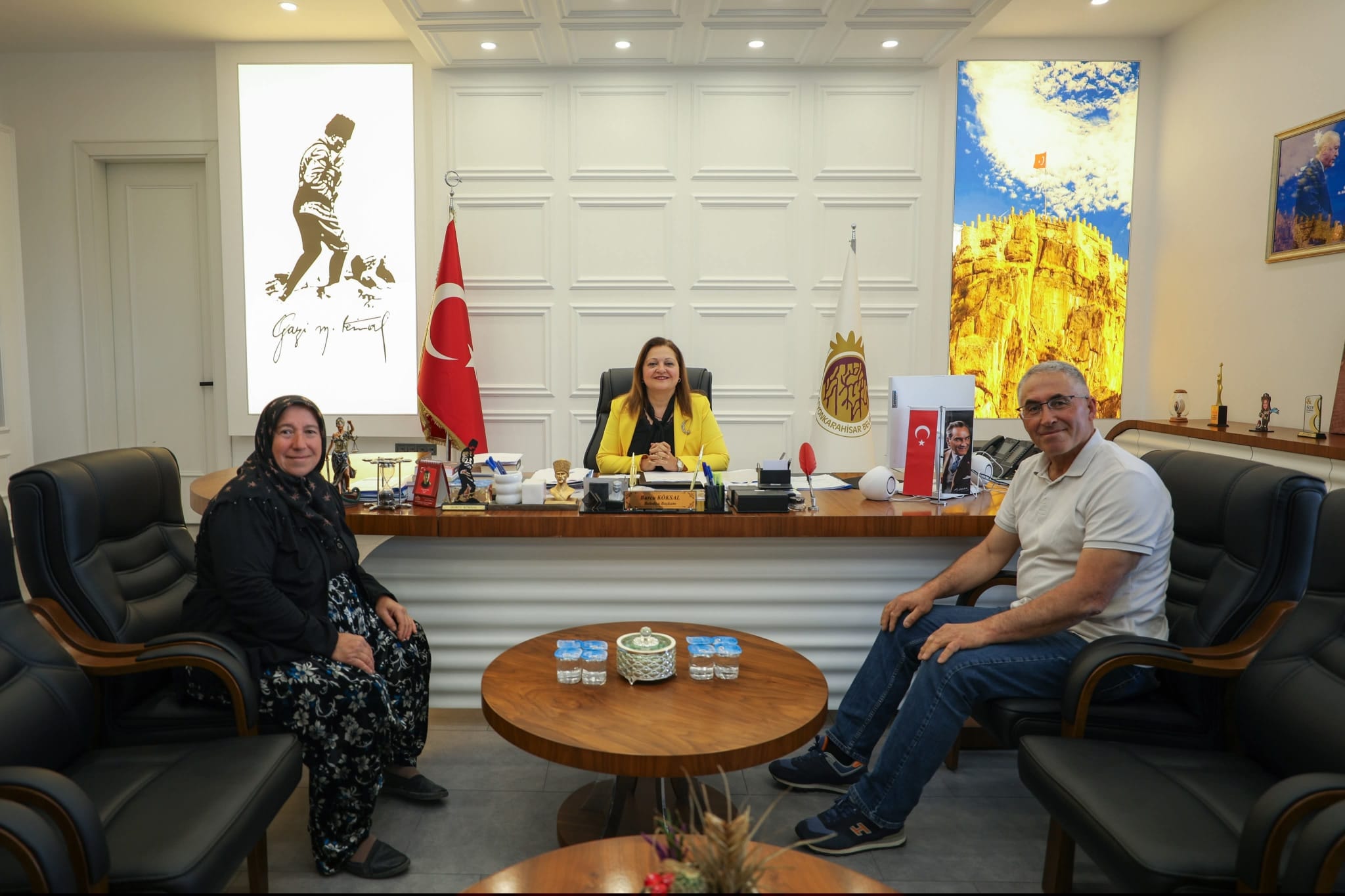 CHP'den AKP'ye geçen Belediye Başkanı işçi çıkardı, aile pozu verdi
