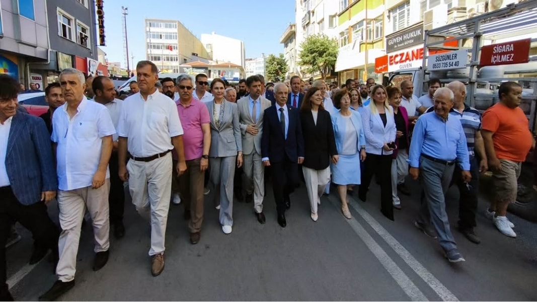 CHP'den AKP'ye geçen Keşan Belediye Başkanı Mehmet Özcan, kortejle belediyeye gitti
