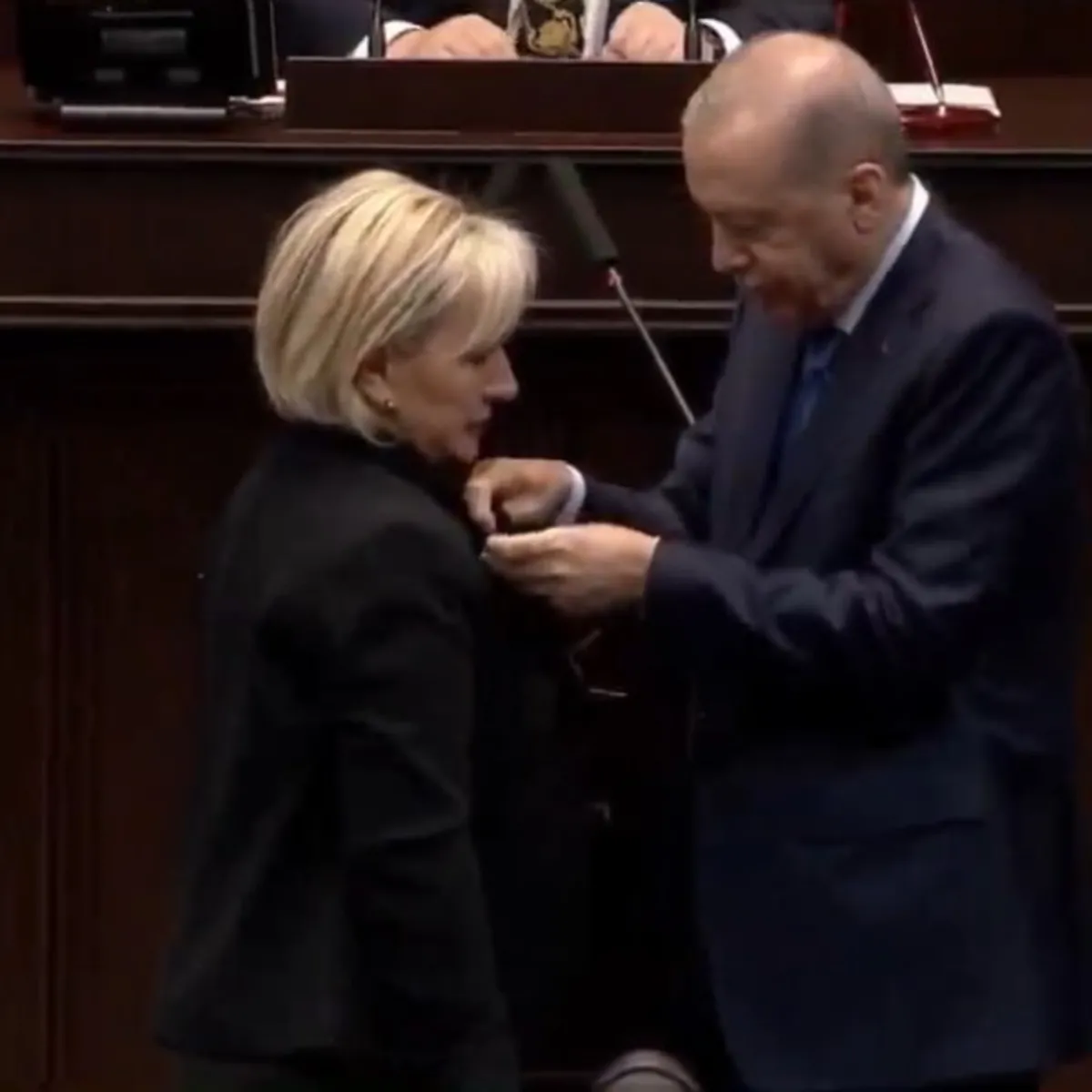 CHP'den istifa eden Nimet Özdemir AK Parti'ye katıldı