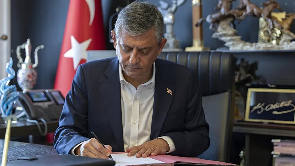CHP'den Yeni Parti'ye Sembolik Bağış: 'Baba Ocağı' Mesajı