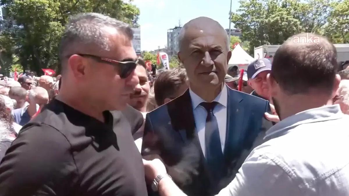 CHP'li başkanın kırık ayağı yerine maketi bayramlaşmaya katıldı