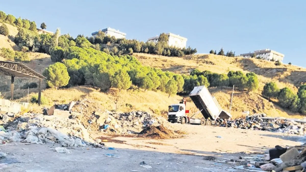 CHP'li Çiğli Belediyesi'nden Okul Önünde Çöp Skandalı