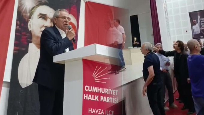 CHP'li eski vekil Kemal Zeybek'e kürsüde protesto