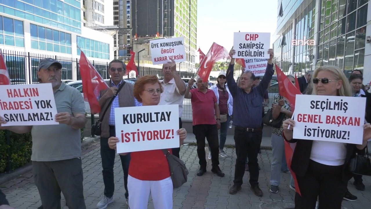 CHP'li Gönüllülerden 'Acil Kurultay' Çağrısı: Genel Merkez Önünde Toplandılar