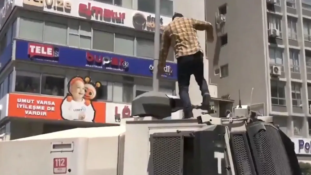 CHP'li İsim TOMA'ya Çıkarak Polise Tekme Attı