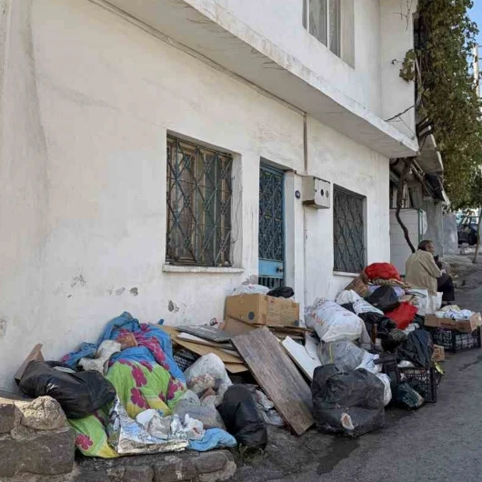 CHP'li Konak Belediyesi 17 yıldır çöp evi temizlemedi: Mahalleli isyan etti