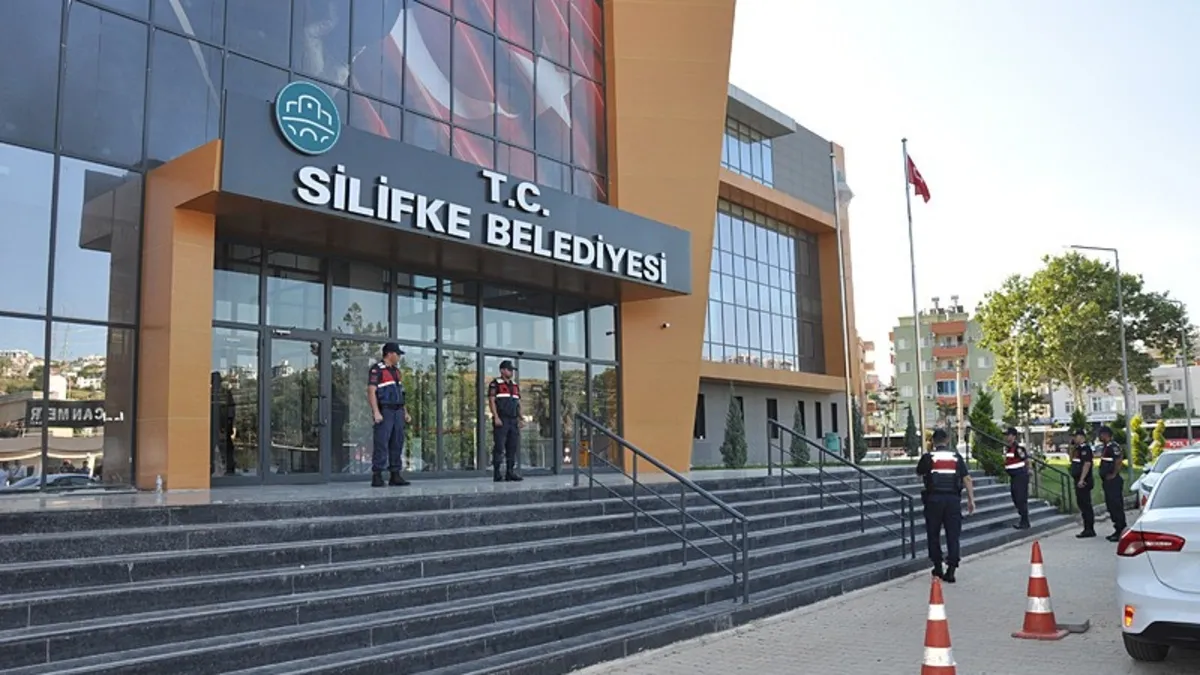 CHP'li Silifke Belediyesi'nde rüşvet soruşturması: Başkan yardımcısı da gözaltında