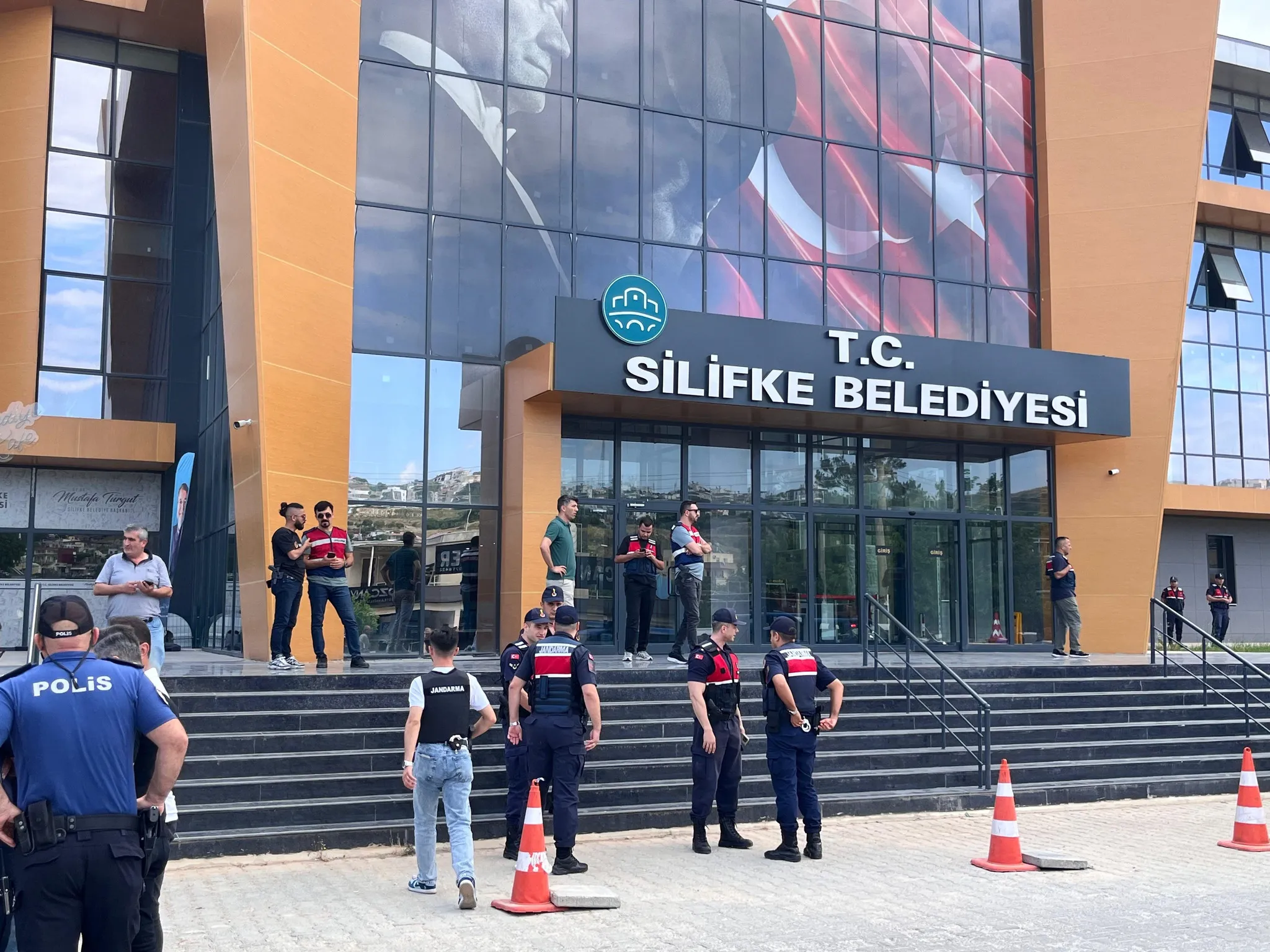 CHP'li Silifke Belediyesi'nde sahte kaşeli vurgun: Deste deste dolar çıktı